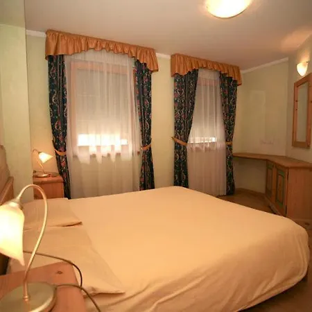 Casa Maurivan Lägenhetshotell Canazei